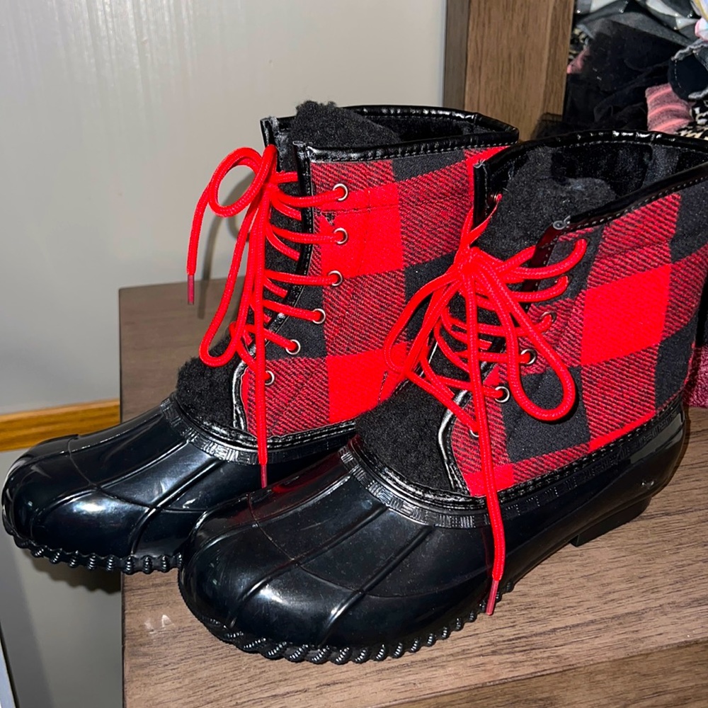 NWOT Sugar red and black buffalo plaid duck boots/winter boots with fur  size 8